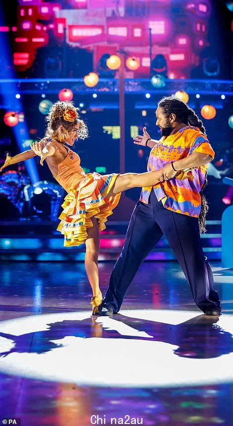 Hamza Yassin 和 Jowita Przystal 在 BBC1 上的 Strictly Come Dancing 现场表演中在右侧配对