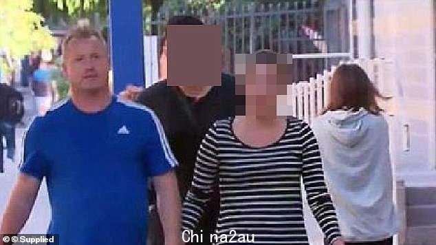 威廉的母亲,当时 29 岁,走上法庭宣判时与一名男子手牵手g 在 2018 年因向警察吐口水
