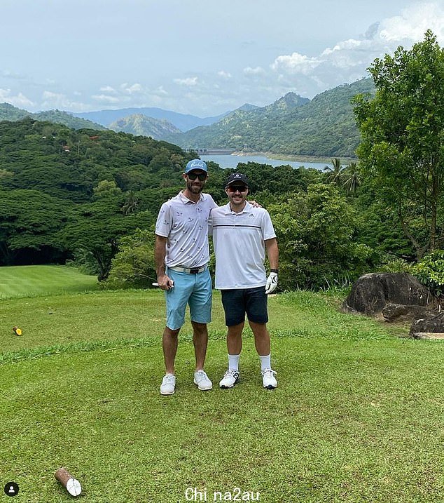 Inglis(右)的手在周三早上被高尔夫球杆折断后流血(与 Glenn Maxwell 在 6 月合照)