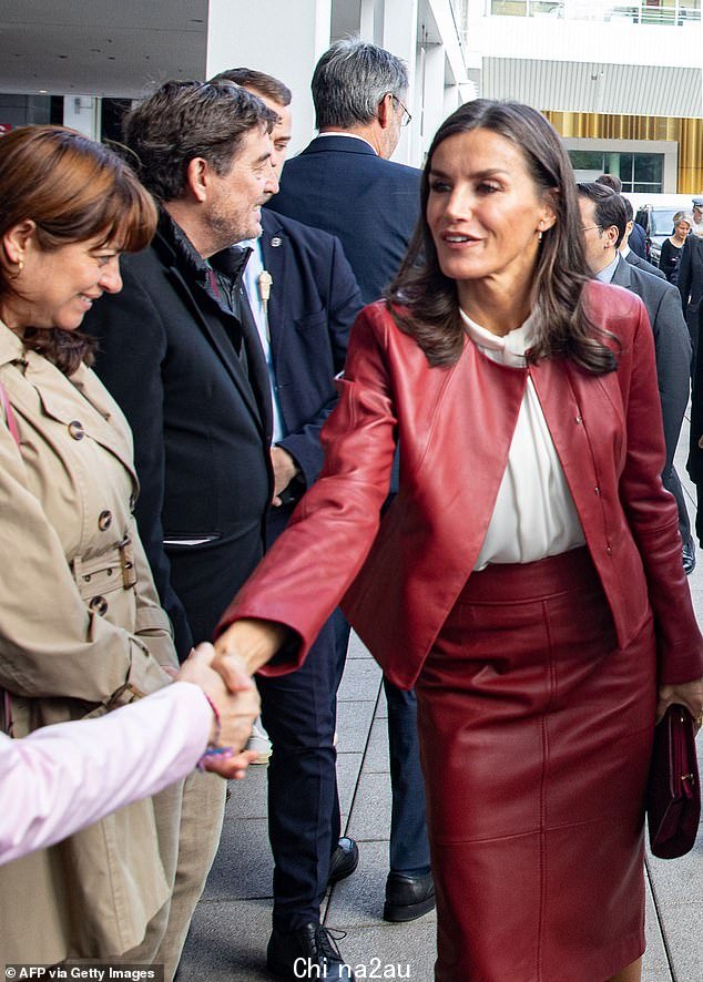 Letizia 在今年的法兰克福书展上与参观者握手,红白相间的造型令人惊艳