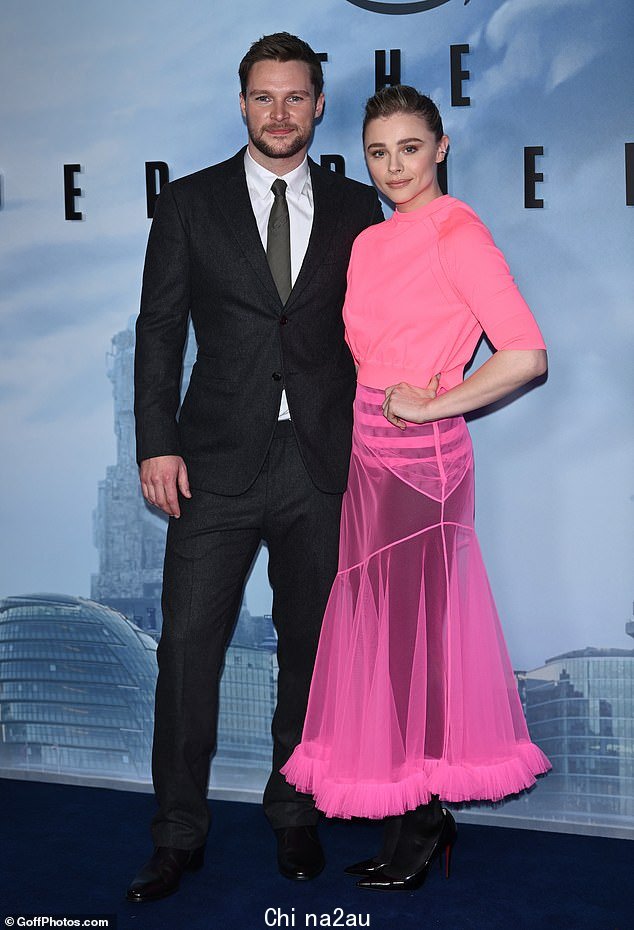 All smiles: 周一,她和她的搭档 Jack Reynor 一起参加了在伦敦 Odeon Luxe West End 举办的 Amazon Prime 科幻系列特别放映会