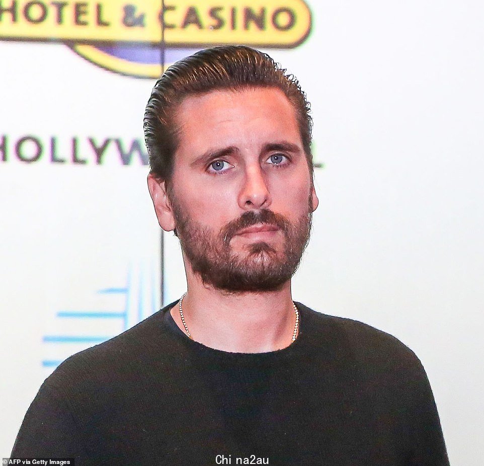 Scott Disick 在《与卡戴珊同行》中把钱塞进目瞪口呆的服务员嘴里