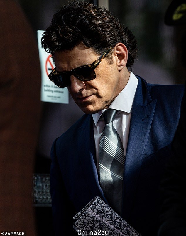 Colosimo 周三在墨尔本地方法院排队时低着头