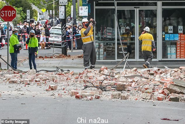 去年 9 月,曼斯菲尔德遭受 5.9 级地震袭击,地震导致房屋移位,书籍从书架上倾倒(如图,教堂街地震造成的损坏)