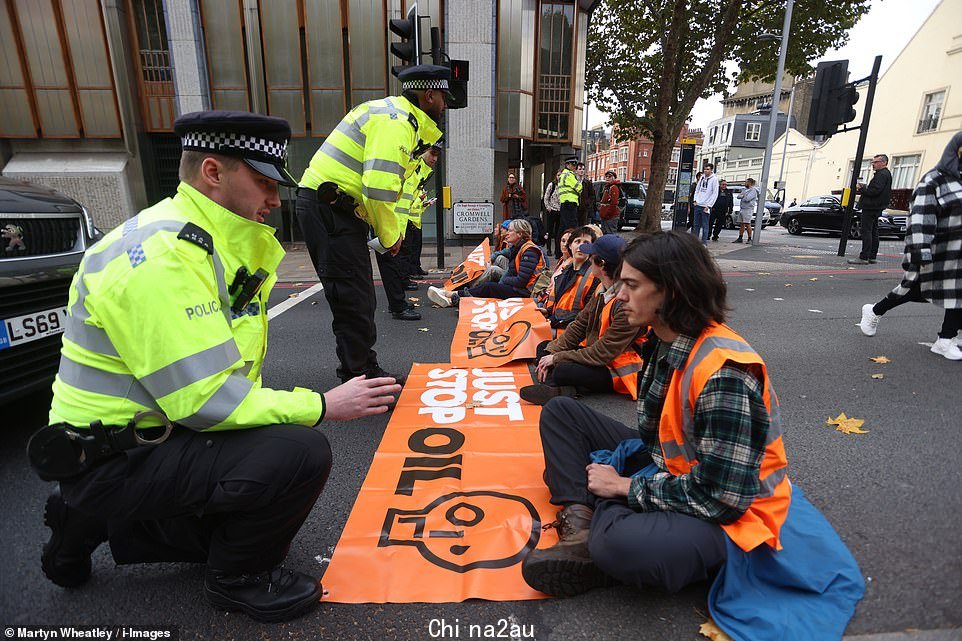 Just Stop Oil 成员今天早上在伦敦市中心最繁忙的道路之一阻塞交通后,警方逮捕了许多人