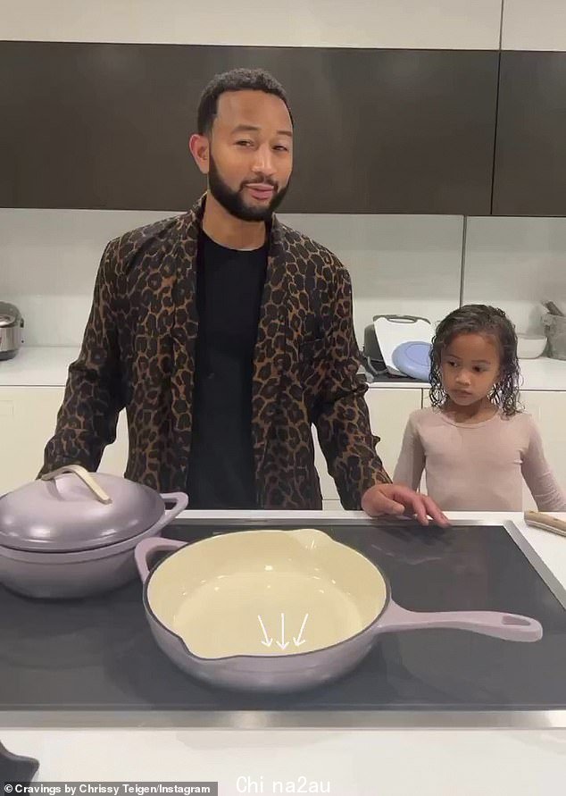 在厨房做饭:周二,Teigen 录制了一段约翰和小卢娜一起准备海鲜饭食谱的视频