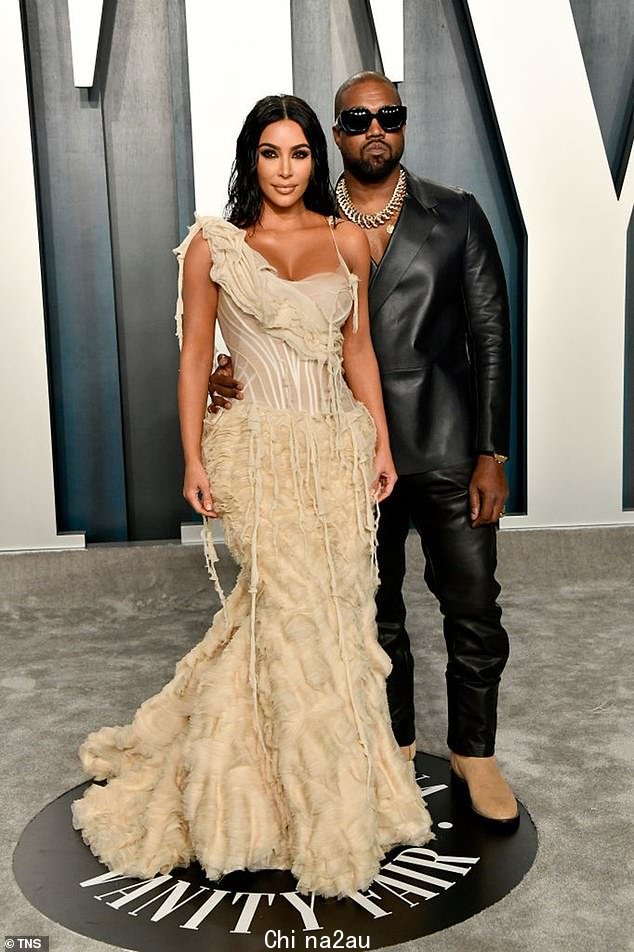 快完成了! Kanye West 正准备最终解决与 Kim 的离婚,在她第一次提交文件结束他们的婚姻一年多之后; 2020 年 2 月在比佛利山庄看到的