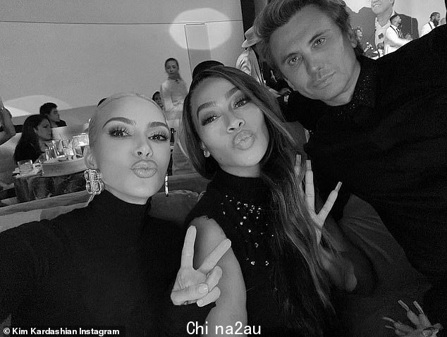 Best buds:41 岁的 Kim Kardashian 与她的“朋友 Foreva”La La Anthony 和 48 岁的 Jonathan Cheban 在她周二分享的一组甜蜜的 Instagram 照片中,就像她的前 Kanye West 似乎一样正在结束他们的离婚” class=