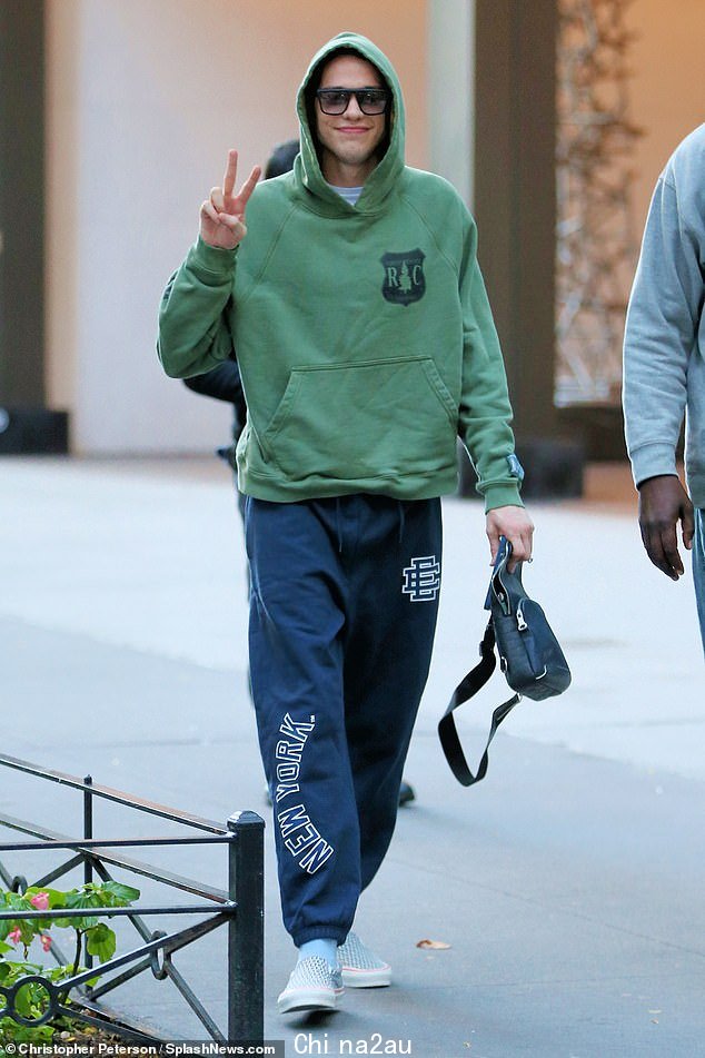 Hard at work:Pete Davidson 看起来已经准备好迎接一天的辛苦工作,因为他周二到达了他即将在纽约市举行的系列 Bupkis