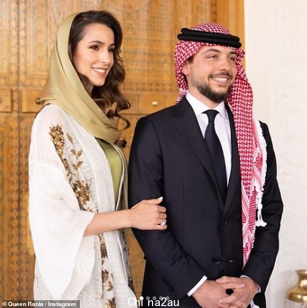 上个月在利雅得准新娘家举行订婚仪式后,28 岁的 Sandhurst 毕业生 Hussein 准备与同样 28 岁的沙特阿拉伯出生的 Rajwa 结婚