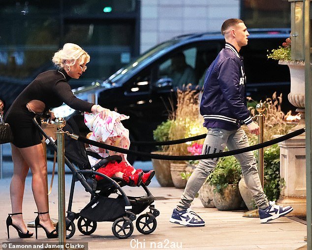 家庭时间:Phil Foden 从他的训练计划中休息,周一与他的女朋友 Rebecca Cooke 和他们的两个孩子一起在曼彻斯特的常春藤大学享用家庭晚餐