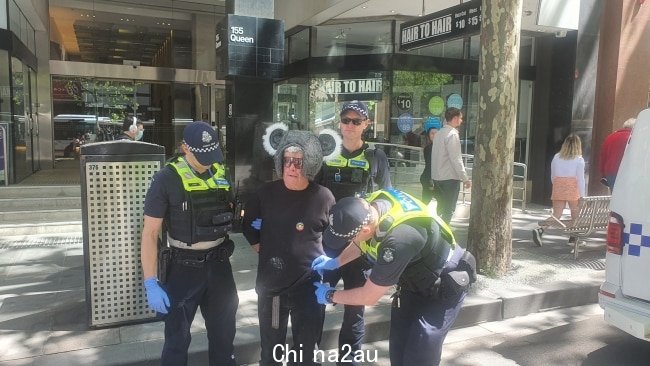 几名灭绝叛乱抗议者被警方逮捕。图片：先驱太阳报，Mitch Ryan