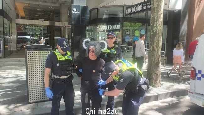 几名灭绝叛乱抗议者被警方逮捕。图片:先驱太阳报,Mitch Ryan