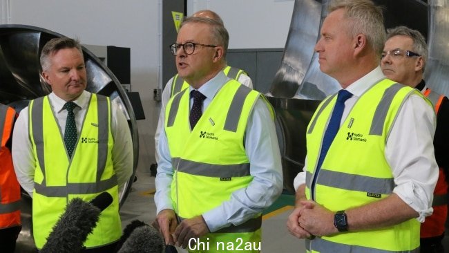 总理 Anthony Albanese 旁边是气候变化和能源部长 Chris Bowen 和塔斯马尼亚州长 Jeremy Rockliff 周三在塔斯马尼亚。