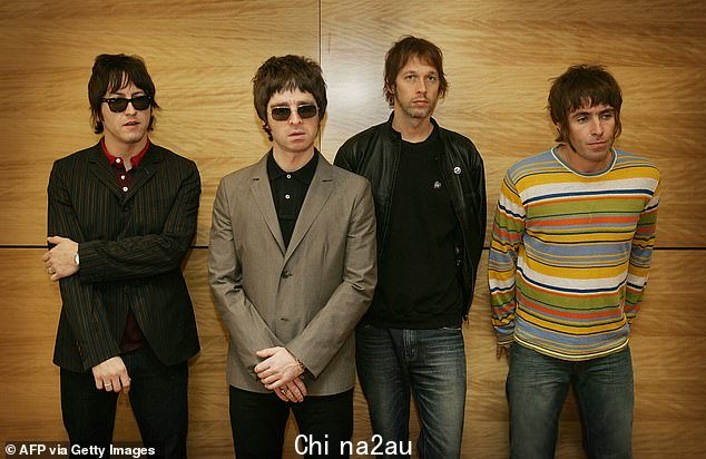 不要愤怒地回头! Noel 和 Liam Gallagher 在 2006 年与 Oasis 乐队成员 Gem Archer 和 Andy Bell 合照