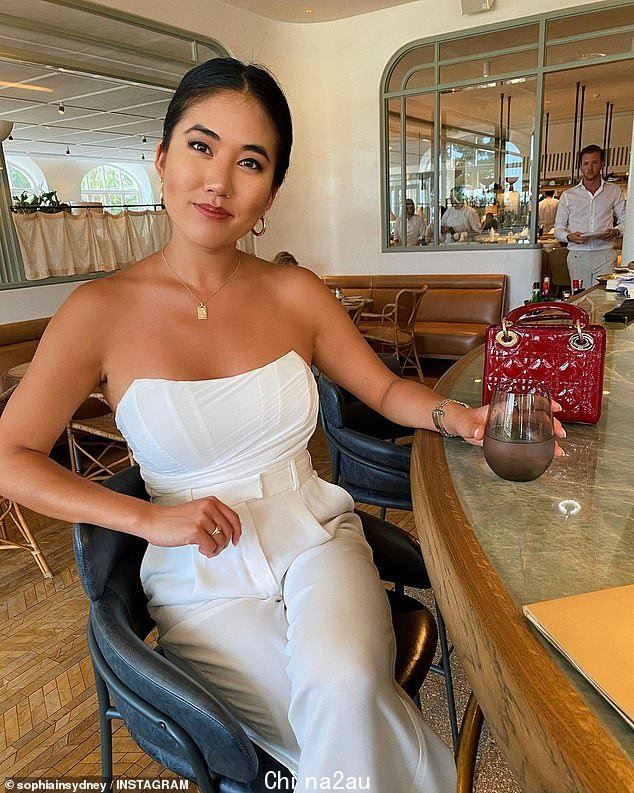 2020 年从洛杉矶搬到悉尼的 Sophia Kim(如图)分享了她在 Spotlight 商店寻找沙发垫的困惑经历