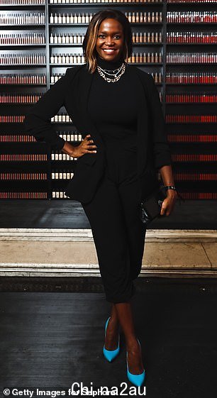 工作吧! Oti Mabuse 身着高领毛衣搭配夹克和七分裤,看起来很别致