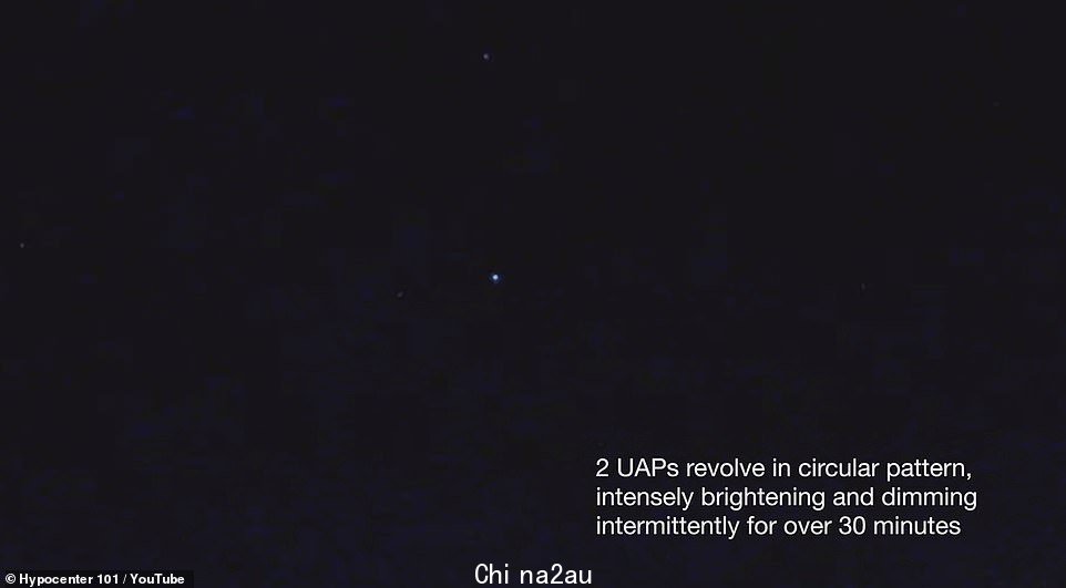 在这张照片中看到两个不明飞行物(也称为 UAPS - 不明空中现象),取自遭遇视频