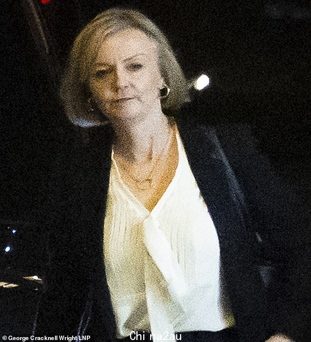 Liz Truss 周四忍受了一夜政治混乱和闹剧,她努力说服她的鞭子不要辞职