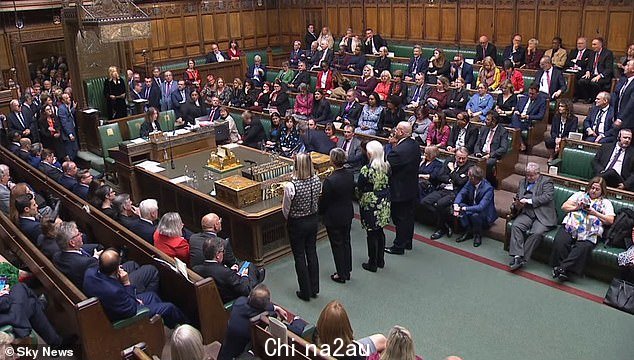 首相看到国会议员以 326 票对 230 票否决工党竞标,以分配议会时间来考虑完全禁止水力压裂以提取页岩气