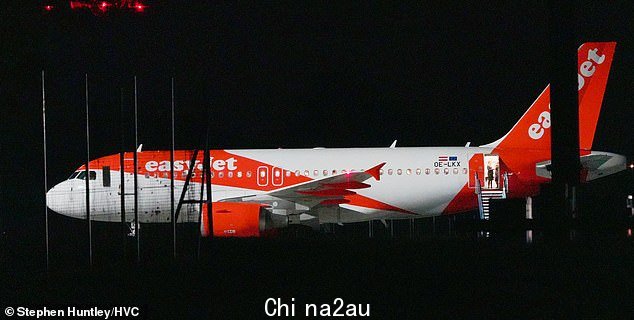 当 A319 客机(如图)被转移到“安全区域”时,跑道不得不关闭 50 分钟,因为数十架其他喷气式飞机在上空盘旋