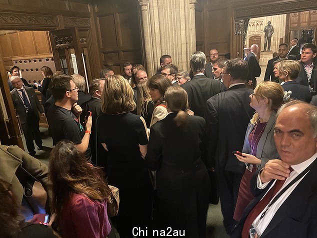 MP Chris Bryant 在威斯敏斯特大厅发布了保守党分裂的场景,此前 36 名保守党议员无视水力压裂法上的三线鞭子,其中包括前总理 Kwasi Kwarteng