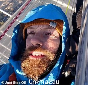 他和 Morgan Trowland (如图) 攀爬该国最繁忙的桥梁之一,造成了两天的交通混乱
