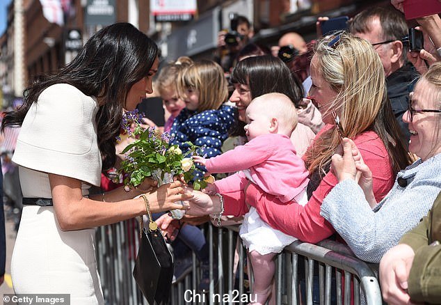 Meghan 参加了 Chester 的一次徒步旅行,在那里她与当地人会面并获得了鲜花