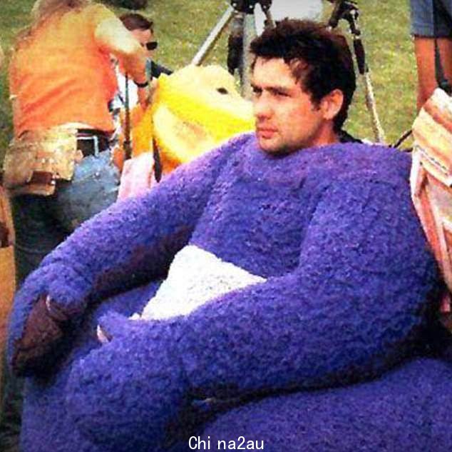 他的继任者 Simon Shelton 于 1998 年接任 Tinky Winky,并将成名程度比作喜欢成为披头士乐队的一员。图为在片场休息