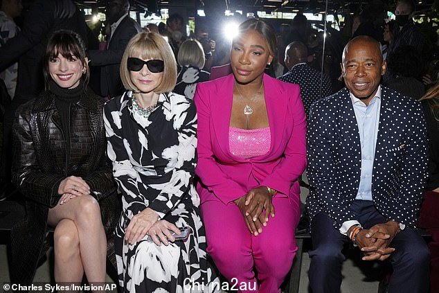 重要时刻：Hathaway，左起，Anna Wintour、Serena Williams 和纽约市长 Eric Adams 出席了 9 月的 Michael Kors 2023 春夏时装秀；图片看起来像是从穿普拉达的魔鬼那里借来的