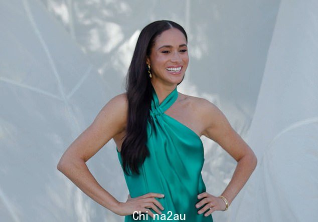 Radiant in green:公爵夫人还穿着 Galvan 的乌斯怀亚缎面挂脖礼服,零售价为 1,567 美元