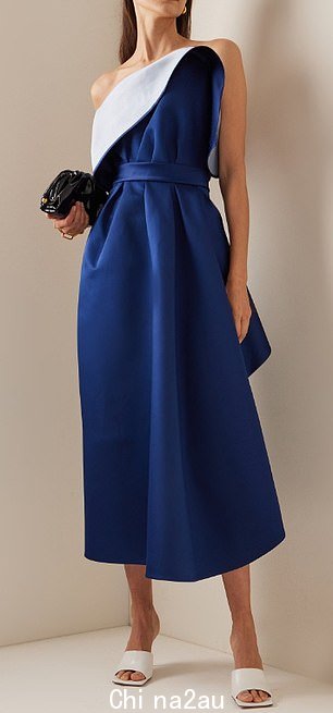 Chic: 西班牙设计师Carolina Herrara 的宝蓝色缎面连衣裙售价不到 3,000 美元