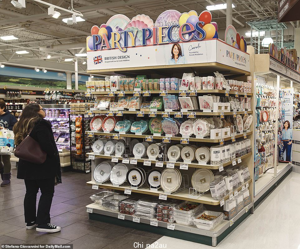 Carole 访问了四家 ShopRite 商店以在美国推出她的产品系列,包括位于 Hazlet 的 ShopRite 商店