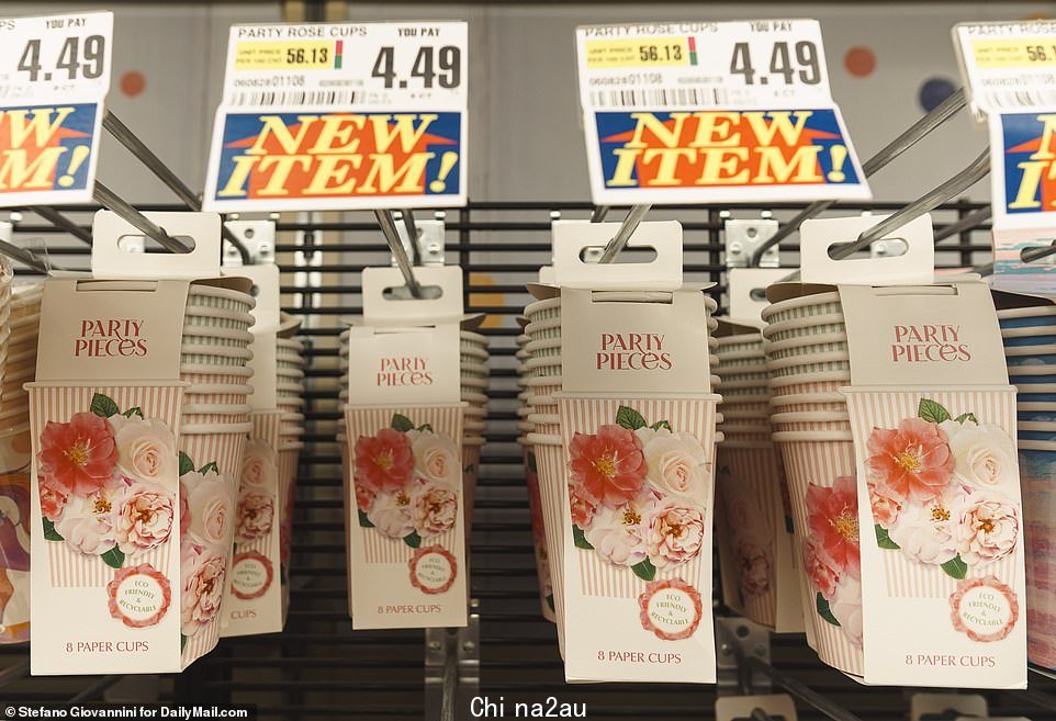 Very English Rose 系列包括 8 个纸盘,售价 4.49 美元,8 个纸杯(如图),售价 4.49 美元,餐巾纸售价相同,彩旗售价 4.49 美元8.99