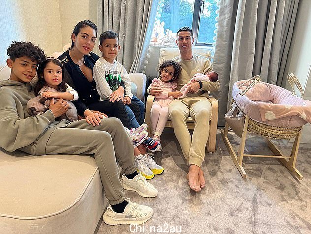 坦率地说:她的 Netflix 连续剧“我是乔治娜”的新一季预计将展示他们儿子去世后家人的悲痛。图为:这家人,包括孩子 Cristiano Jr、Eva、Mateo、Alana Martina 和 Bella Esmeralda