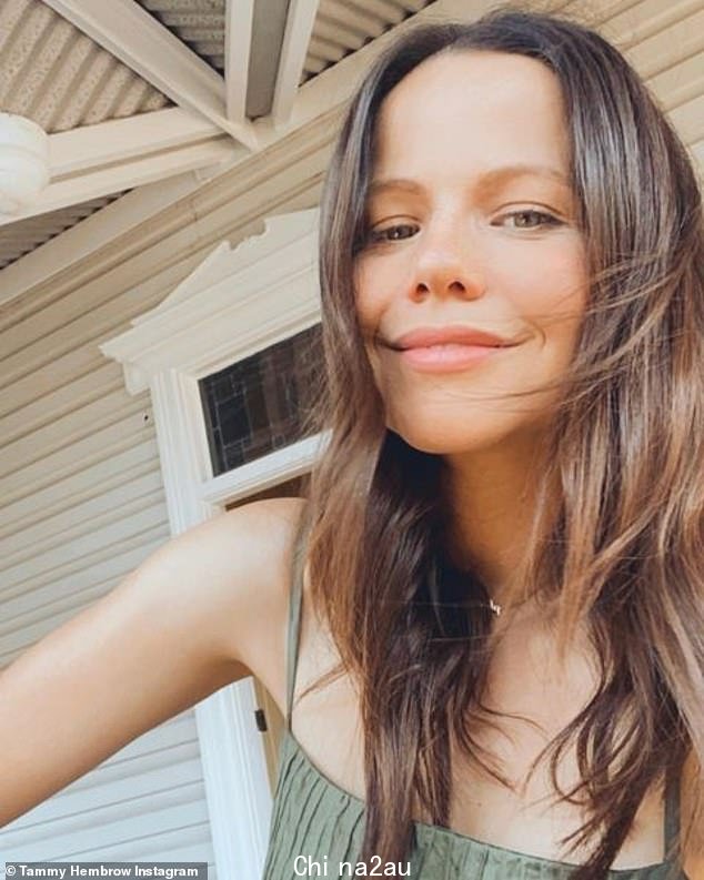 39 岁的前 Home and Away 明星 Tammin Sursok 为她的最新电影角色抛弃了她标志性的黑发发型,这让粉丝们感到惊讶