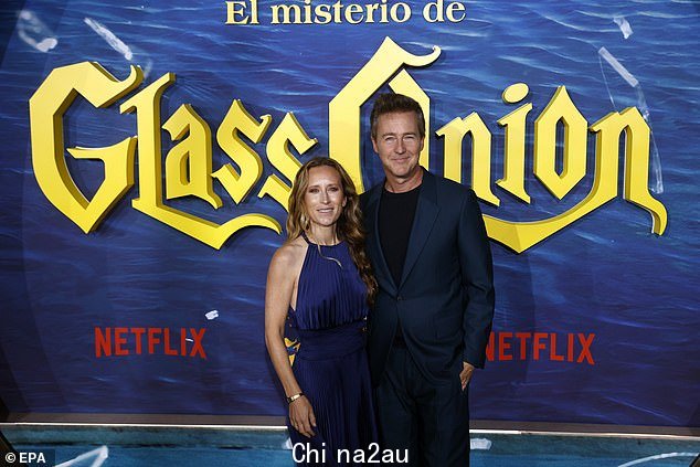 G lam 夫妇:美国演员 Edward Norton (R) 和他的妻子 Shauna Robertson (L)
