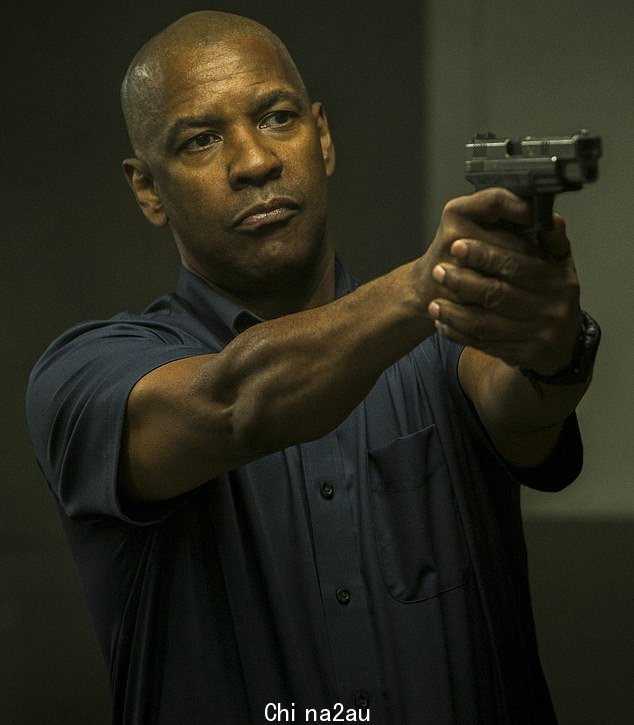 Original: The Equalizer 电影同时由丹泽尔领导的区域作为一个冷酷的前海军陆战队员滑入了警戒状态;他被描绘在第一个“class=