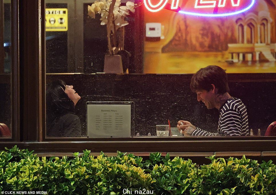 深夜用餐:Billie 和 Jesse 在 Lal Mirch 印度餐厅用餐