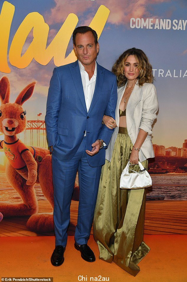 Rose Byrne (右) 和 Will Arnett (左) 于周三在纽约市举行的澳大利亚旅游局新的全球活动启动仪式上走上了焦橙色的地毯