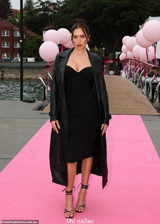 Kylie Jenner 的 BFF Stassie Karanikolaou(如图)在周四在悉尼举行的 Hello Molly 10 周年船派对上带领名人抵达时,看起来毫不费力地时髦