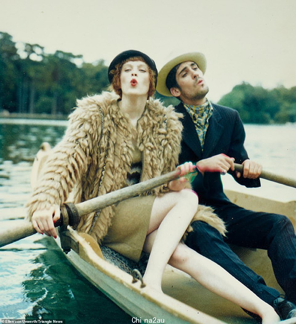 该策展将于11月7日至11日在菲利普斯的巴黎画廊首次亮相。 Lovers, Karen Elson, 巴黎, 1997
