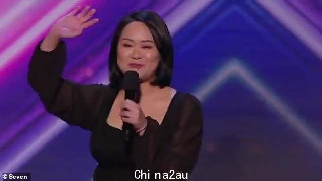 在她的节目中,黄开玩笑说代词、Covid、中国外卖、约会等等