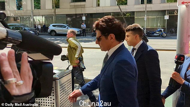 演员文斯·科洛西莫在周三被罚款后,在墨尔本威廉街被记者追捕