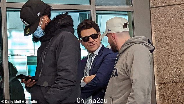 Vince Colosimo 在周三进入法庭时与一名男子交往