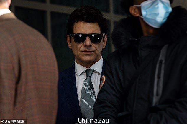 Vince Colosimo 排队等候其余的涉嫌骗子周三在墨尔本地方法院外
