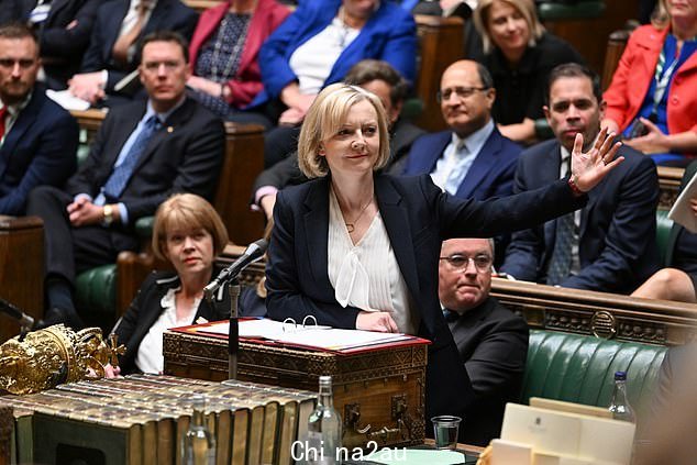 Liz Truss(如图)在经历了 24 小时内政大臣辞职的大屠杀之后,今天正为求生而进行一场越来越绝望的战斗,对首席鞭子是否跟着她出门感到困惑,以及国会议员在 Commons 投票大厅中角力