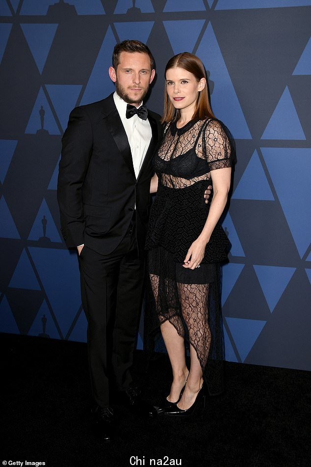 39 岁的 Kate Mara (R) 在 8 月分享了她与 36 岁的丈夫 Jamie Bell 怀孕的消息图:2019 年好莱坞一线夫妇