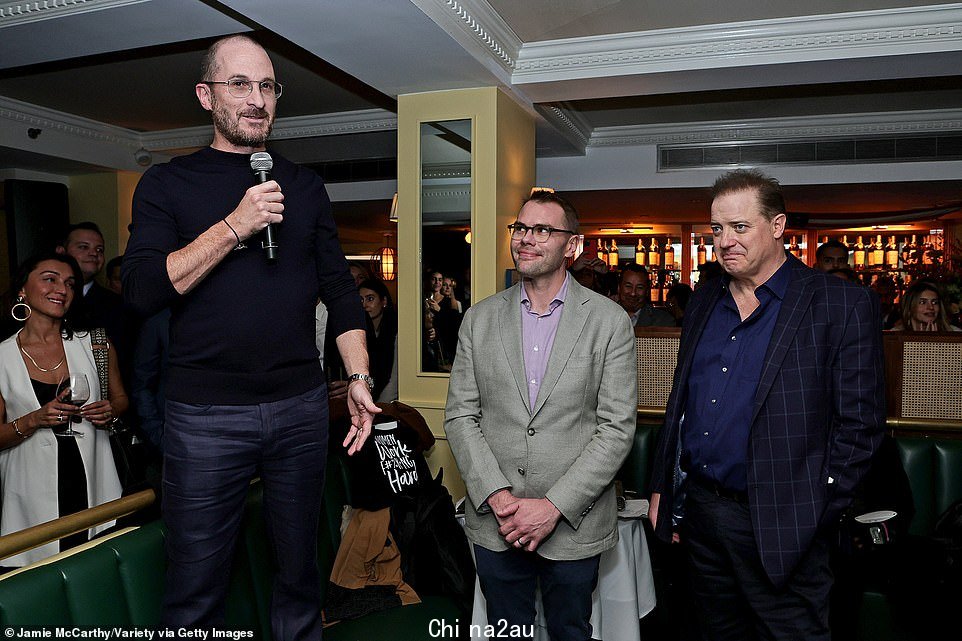 他的脸! Brendan 后来在行业晚会上泪流满面地与 The Whale 导演 Darren Aronofsky (L) 和编剧 Sam Hunter (M) 重聚