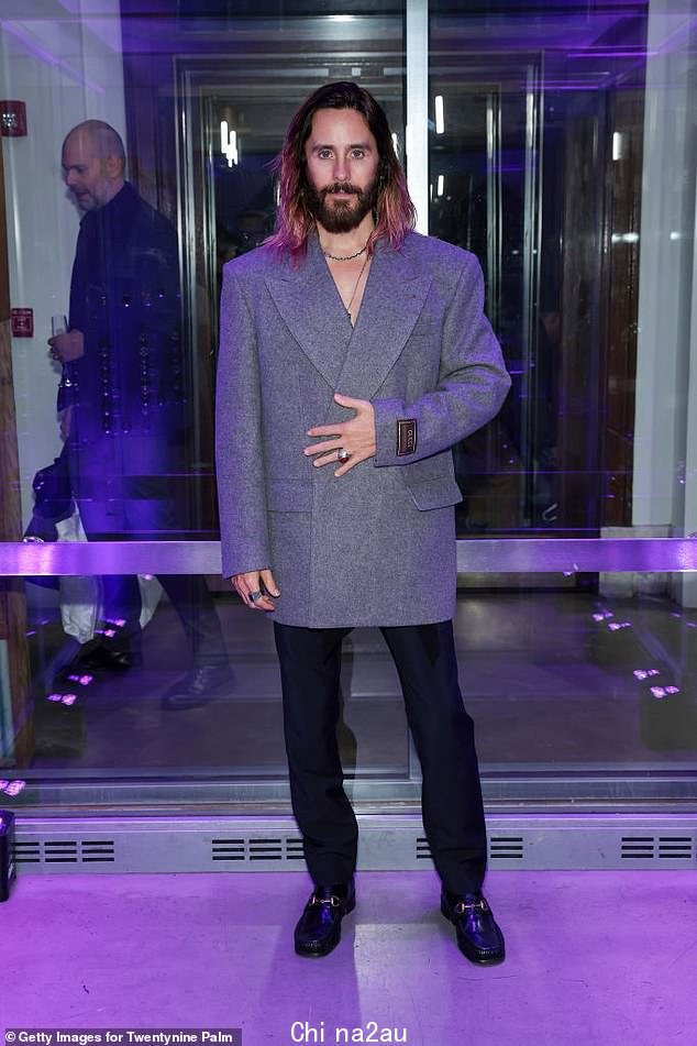 新业务:50 岁的贾里德·莱托 (Jared Leto) 周三在纽约多佛街市场庆祝他即将推出的美容品牌 Twentynine Palms 时看起来毫不费力